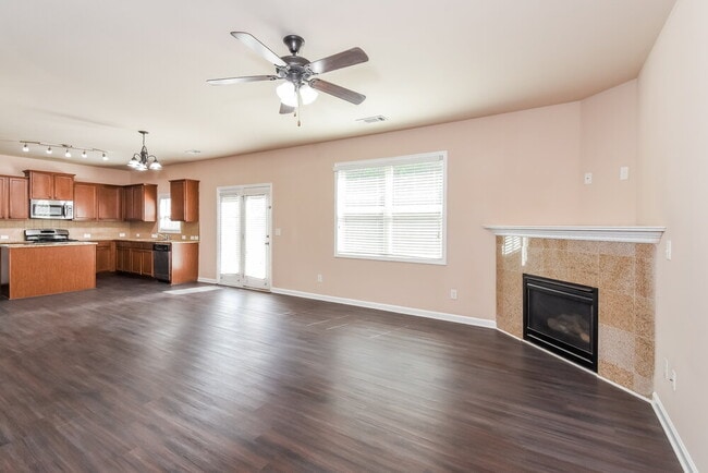 Photo - 741 Collingsworth Ln NE