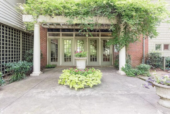 Beautiful Historic Carriage House in Highl... - Beautiful Historic Carriage House in Highl...