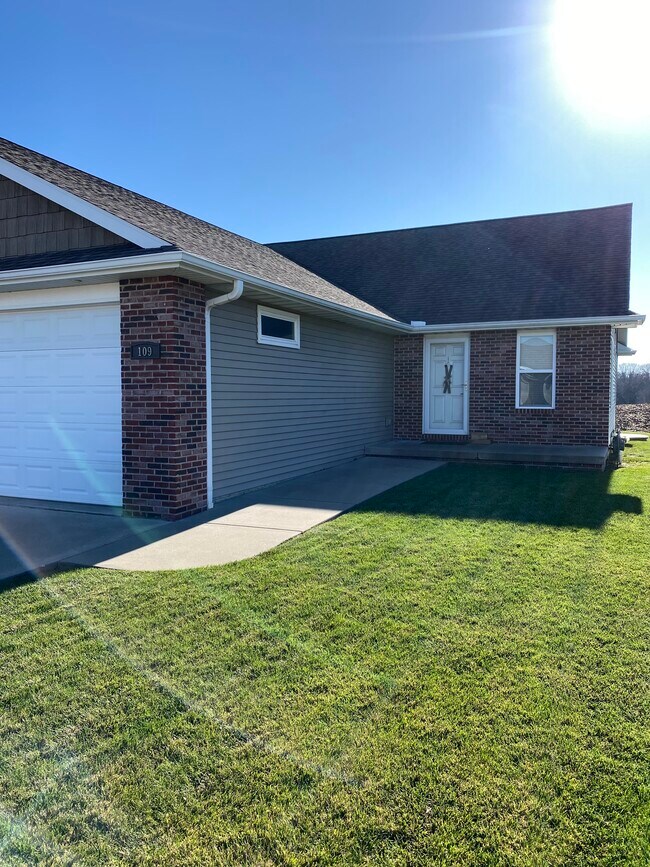 109 Scenic Dr Townhome Townhome Rental in Goodfield IL