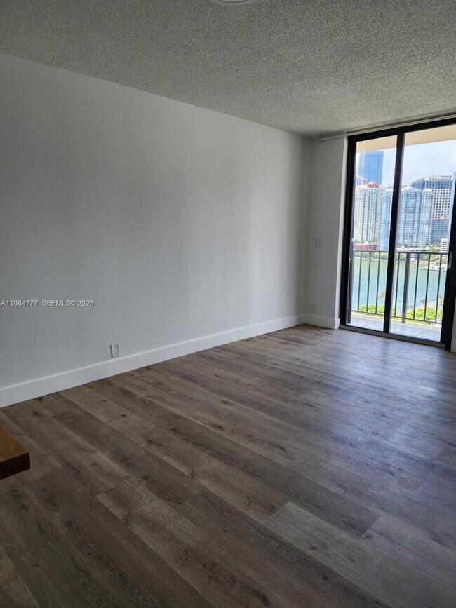 Photo - 520 Brickell Key Dr Unidad A1517