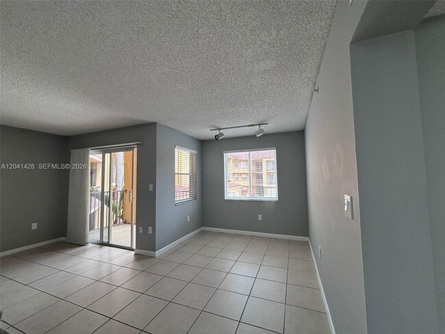 Photo - 761 N Pine Island Rd Unidad 203