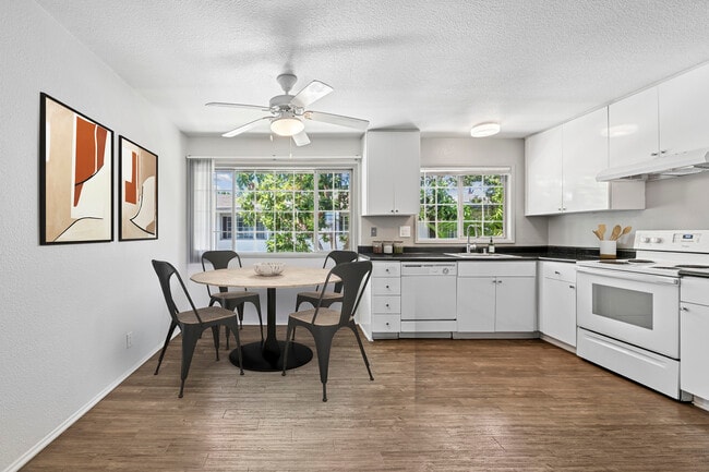 Cocina y comedor con suelo de superficie dura. - AVA Newport