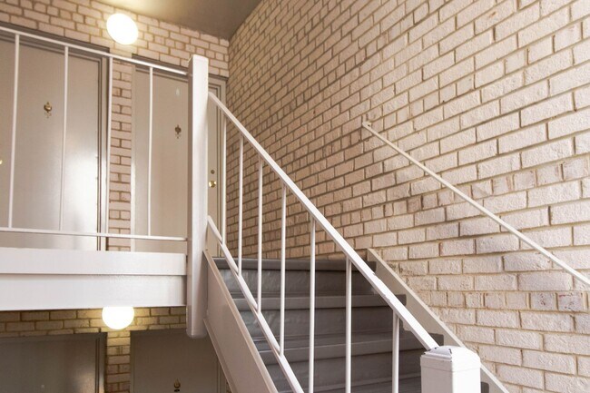 Photo - Beautiful top-level 1 bedroom, 1 bathroom condo in Alexandria City