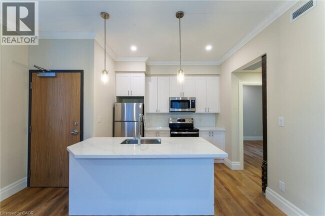 Photo - 100 Charlton Ave W Unité 202