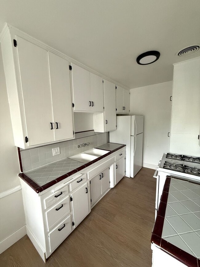 Photo - 1375 S Tremaine Ave