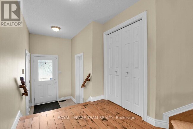 Photo - 2047 Dunollie Crescent