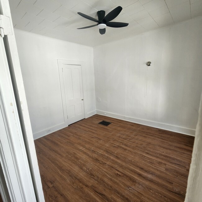 Photo - 29 Leverett St Unit Upper front