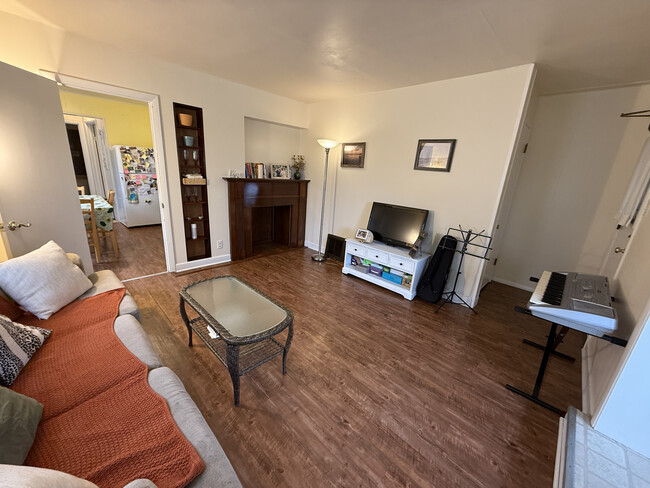 living room - 410 N 4th St Apartments Unit 412