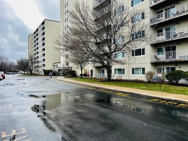 Building Photo - 200 Cove Way Unit 205 Rental