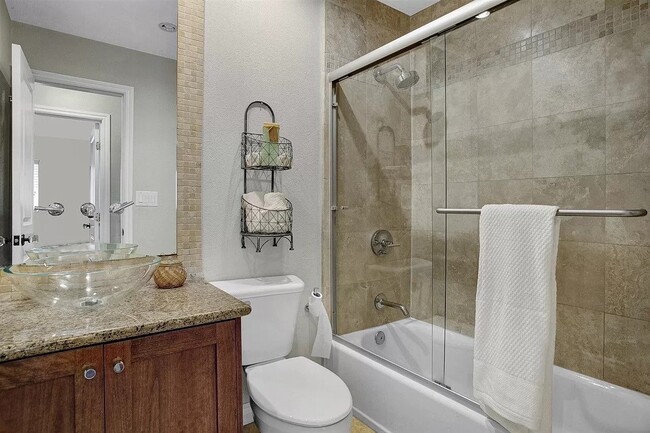 Spare Bathroom - 2319 Curlew St Unit 2