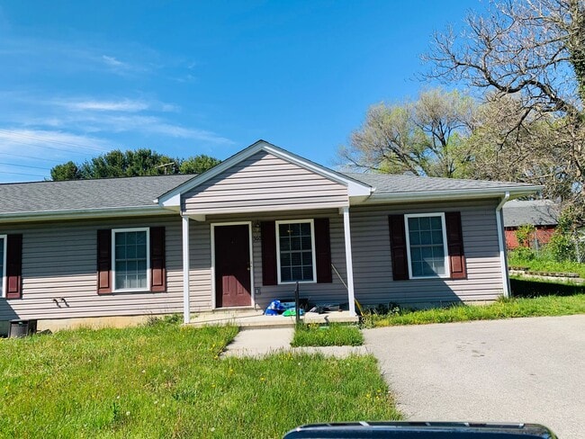 Building Photo - 3 Bedroom 2 Bath Duplex Rental