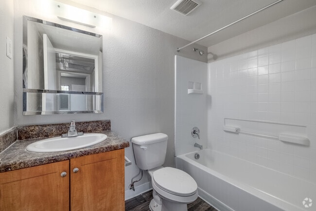 2BR, 1BA - 670SF - Bathroom