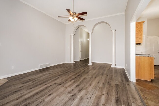 Photo - 1303 Chatman Way