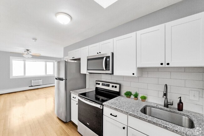 Building Photo - 39 Willow St Unit 2 Rental