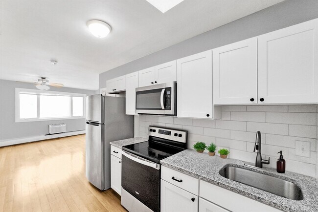 Building Photo - 39 Willow St Unit 3 Rental