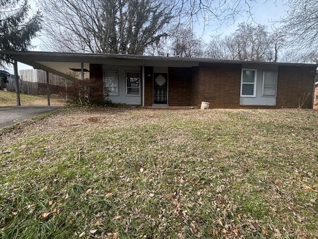 Building Photo - Knoxville 37915 - 4 bedroom 2 bath - call Howard Grower 865-705-0969