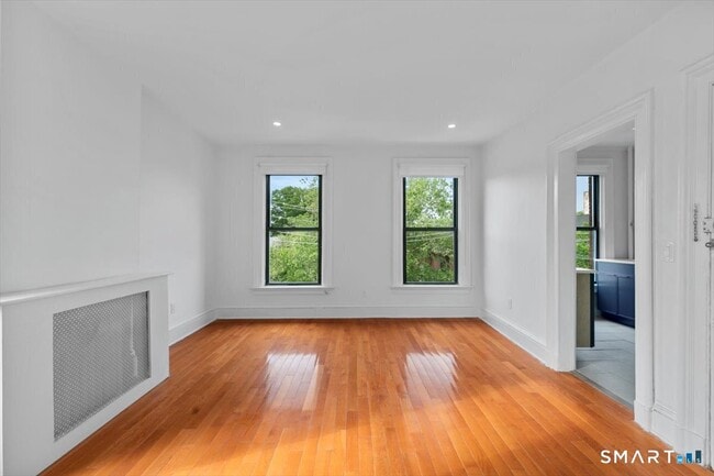 Building Photo - 48 Trumbull St Unit 3