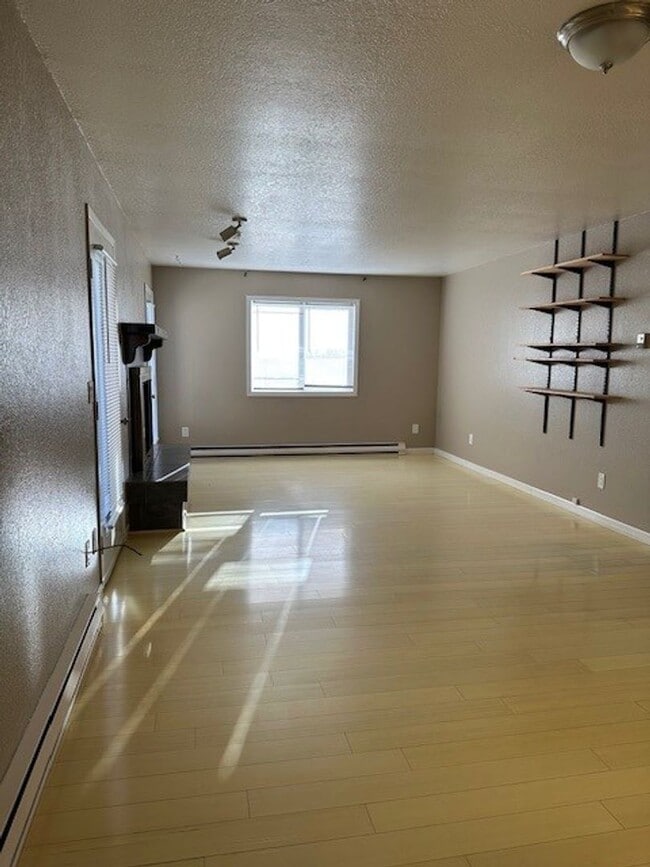 Building Photo - Elevate your Lifestyle!, Close to Everythi... Unit 11