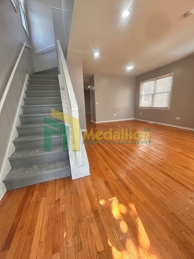 5954 S Maplewood Ave