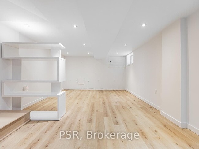 Photo - 371 Mcroberts Av