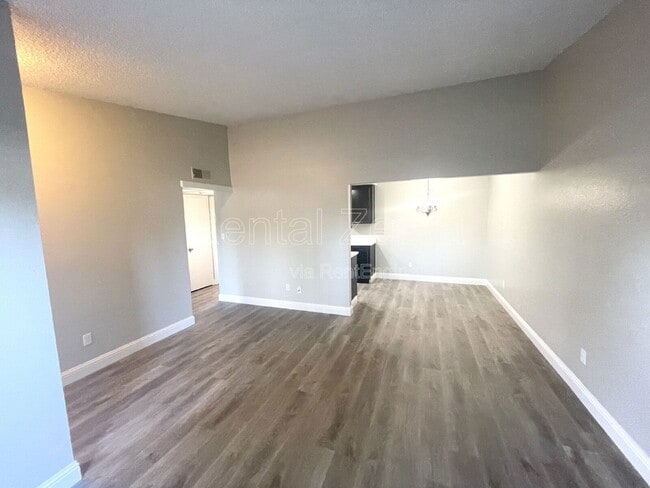 Building Photo - 1313 Floyd Ave Unit 103