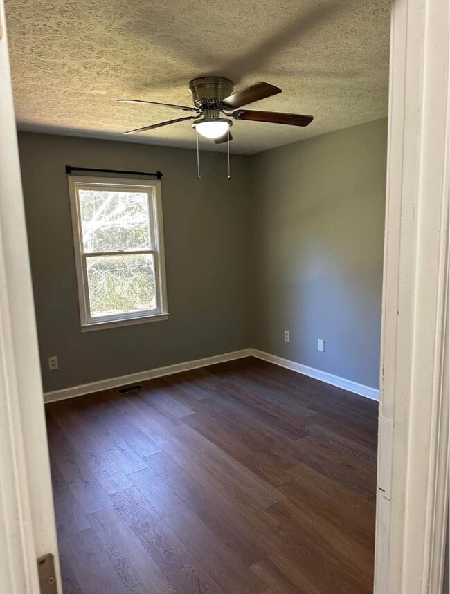 Photo - 180 Crestview Dr NW