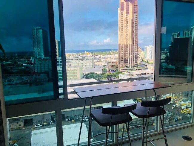 Glass of wine with a view - 801 S King St Unidad 1803 Rental