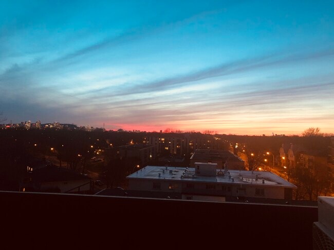 Building Photo - 1605 Av Victoria