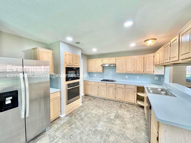 Photo - 3 Bed, 2 Bath with Fenced Yard & Garage / Pet-Friendly / Available Now!