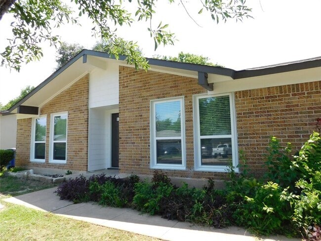 Building Photo - 10100 Woodglen Dr Rental