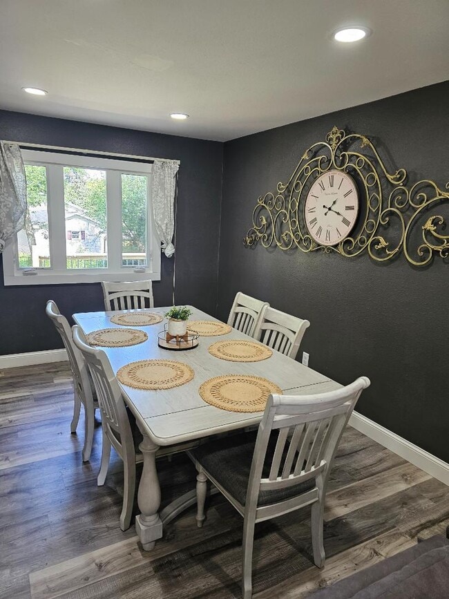 Photo - 904 W Divide Ave