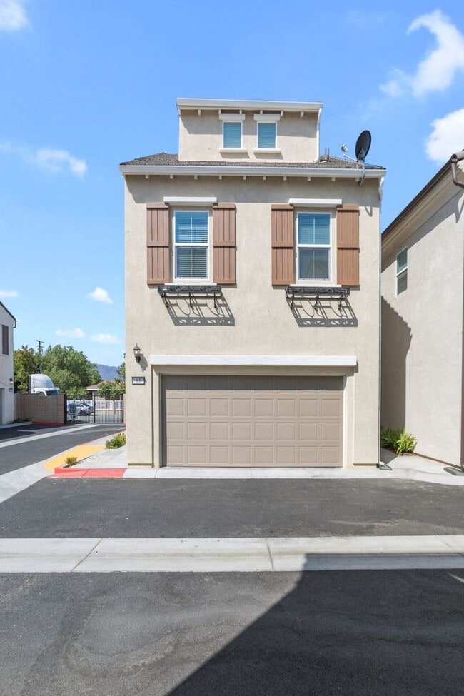 Photo - fantastic 4 bedroom 4 bath * solar home * ...