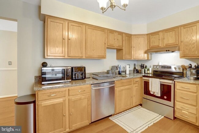 Building Photo - 8819 Hardesty Dr