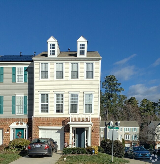 Building Photo - 3 level Townhome with garage in N Raleigh