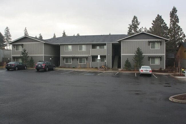 Building Photo - 2 Bedroom Apartment close to the Old Mill Unit 106