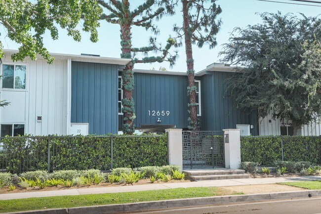 12659 Moorpark Apartments
