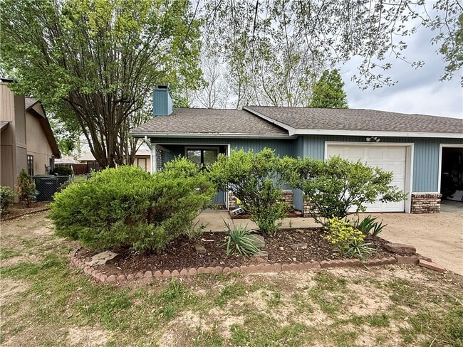 Building Photo - 930 N Century Dr