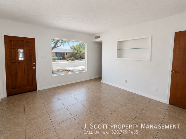 Photo - 924 W Mercer Ln