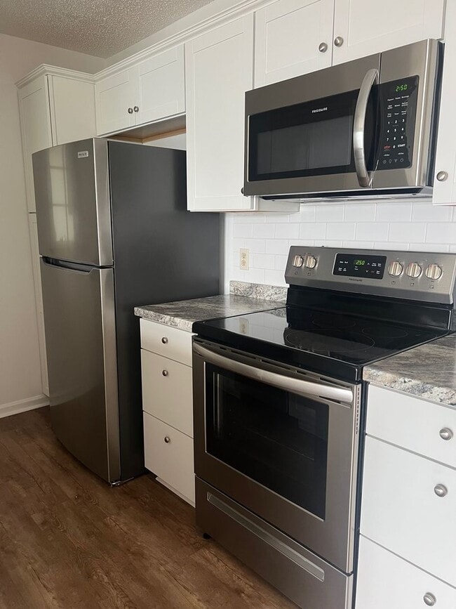 Building Photo - Remodeled 3 Bedroom Condo In a Prime Location!!!  ~ Annual Rental ~