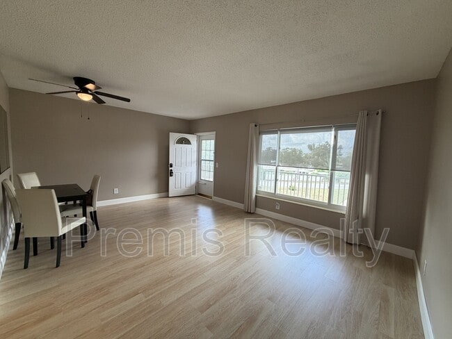 Photo - 2464 Australia Way E
