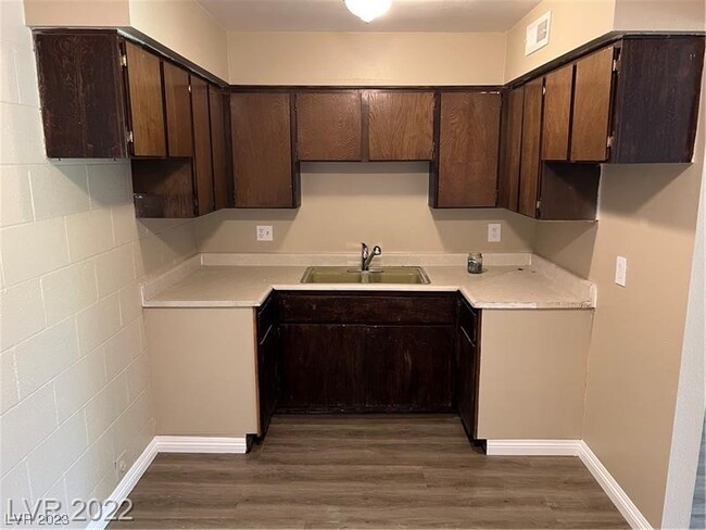 625 S Royal Crest Cir Condominio - Las Vegas, NV | ForRent.com