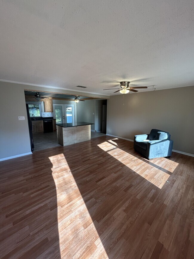 Photo - 307 Spring Ln