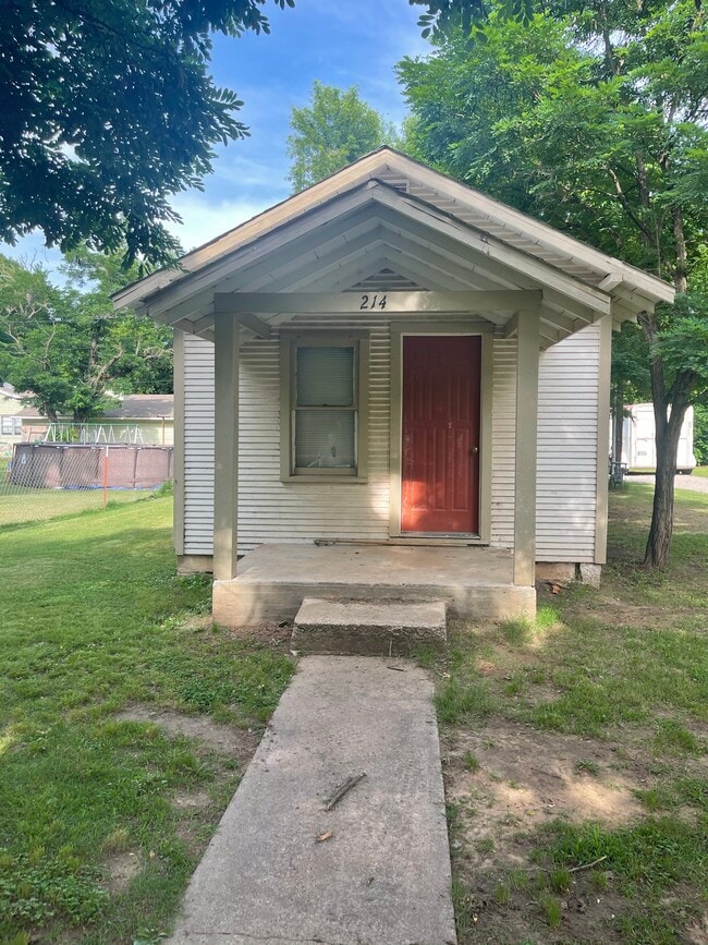 Photo - 214 NE 1st St