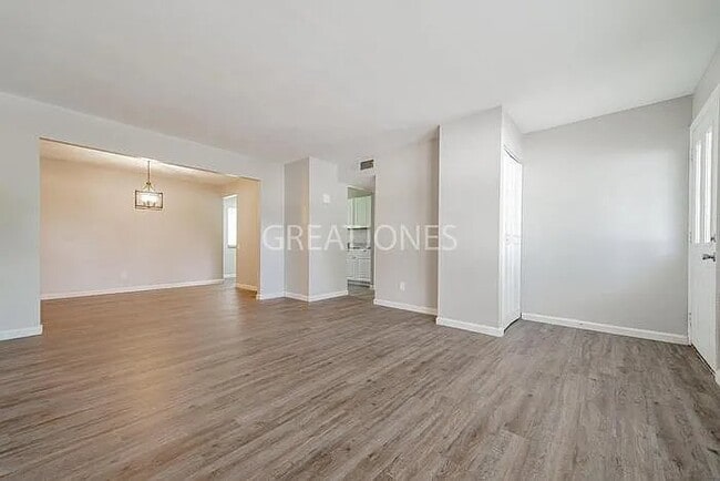 Photo - 11020 Linnell Dr