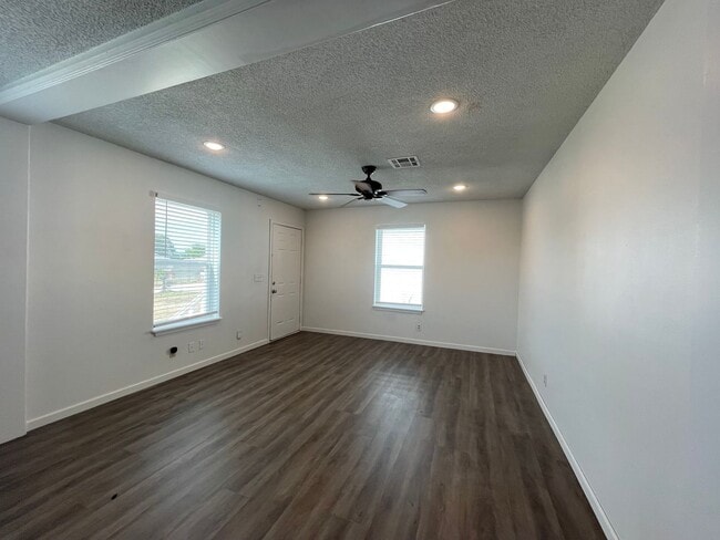 Building Photo - 5320-5322 Carver Drive Unit 5320 Rental