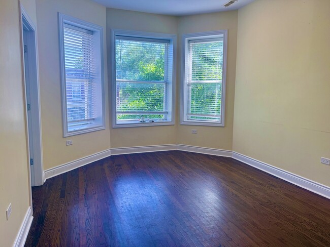 Photo - 2300 N Springfield Ave Unidad 2