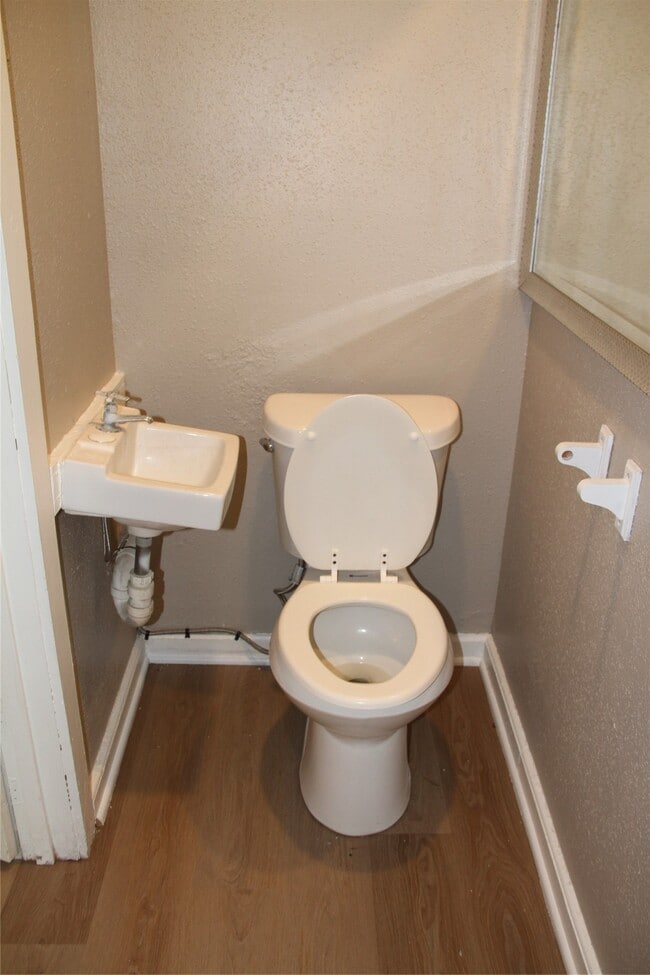 Photo - 5400 Sheldon St