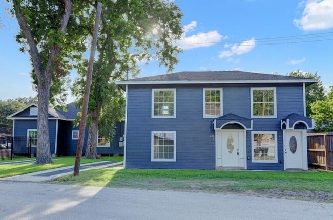 Building Photo - 808 Oakhurst St Unit 3