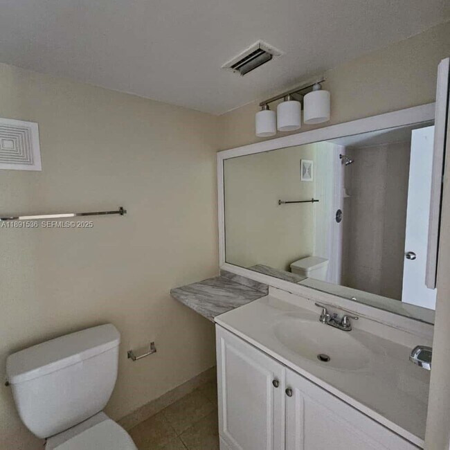 Photo - 8540 N Sherman Cir Unit 202