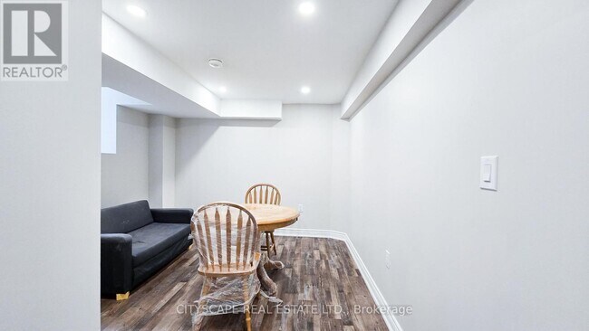 Photo - 121 Ashdale Rd